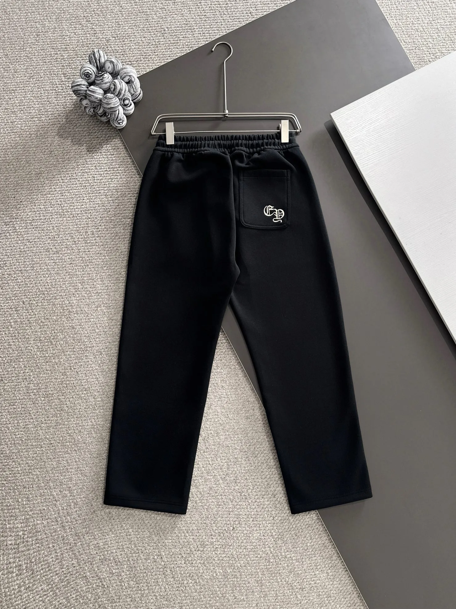 P310 Chrome Hearts* (exclusive quality in the market) hot style 2꯭0꯭2꯭5 new autumn pants original ⌚️ high version Chrome Hearts The fabric is made of 380g high-density double-sided Chinese custom fabric. It does not deform or shrink. The three-dimensional drape is amazing. Process introduction: chicken edge + classic horseshoe embroidery. Color: black SIZE: M-XXXL